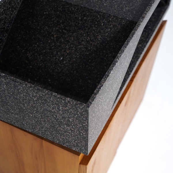 Hängendes Handwaschbecken aus massivem Teakholz und schwarzem Terrazzowaschbecken - Tanja