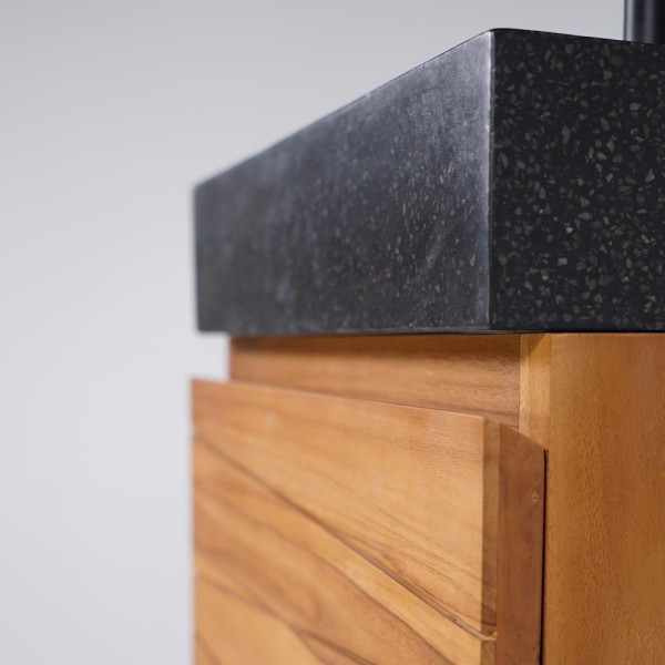 Hängendes Handwaschbecken aus massivem Teakholz und Waschbecken aus schwarzem Terrazzo - Rehana