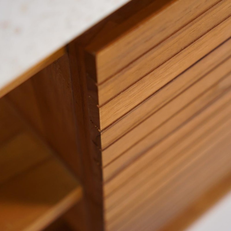 Hängendes Handwaschbecken aus massivem Teakholz und Waschbecken aus weißem Terrazzo - Balamani