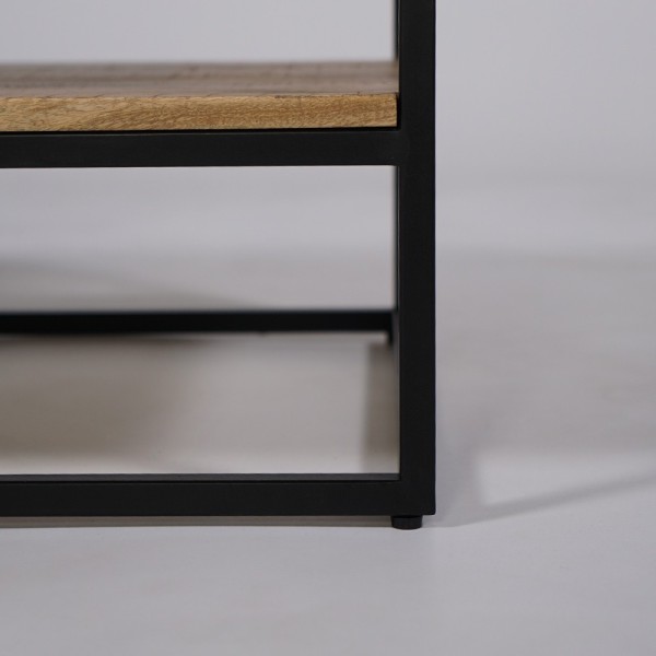 Couchtisch aus Holz mit Unterplatte und Metallgestell
