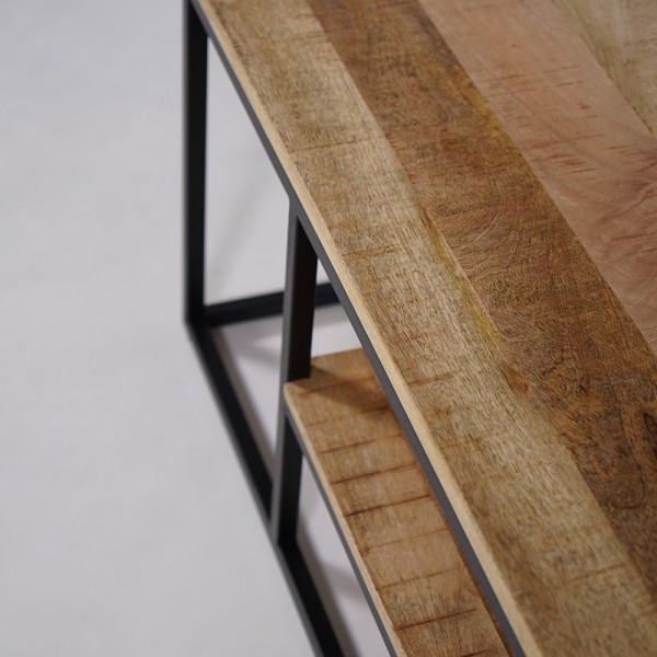 Couchtisch aus Holz mit Unterplatte und Metallgestell