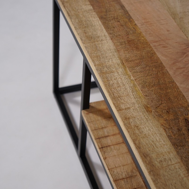 Couchtisch aus Holz mit Unterplatte und Metallgestell