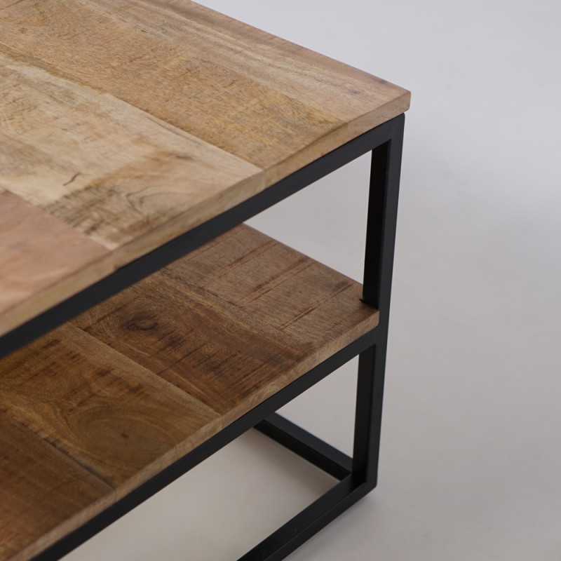 Couchtisch aus Holz mit Unterplatte und Metallgestell