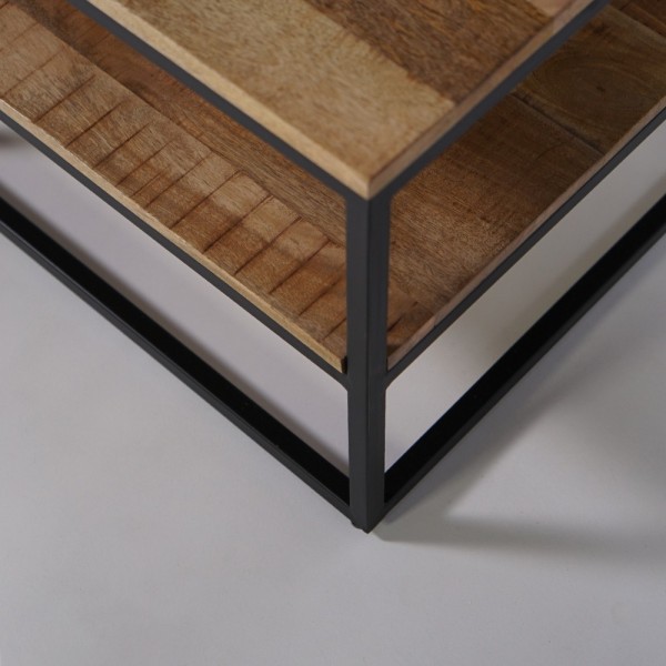 Couchtisch aus Holz mit Unterplatte und Metallgestell