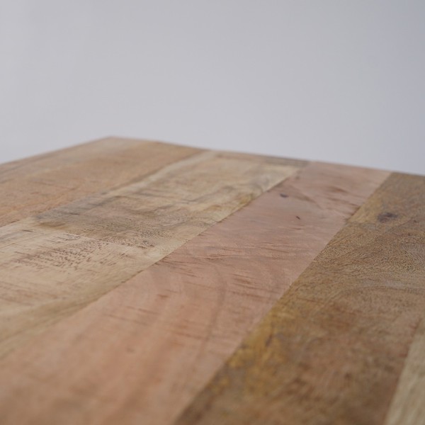Couchtisch aus Holz mit Unterplatte und Metallgestell