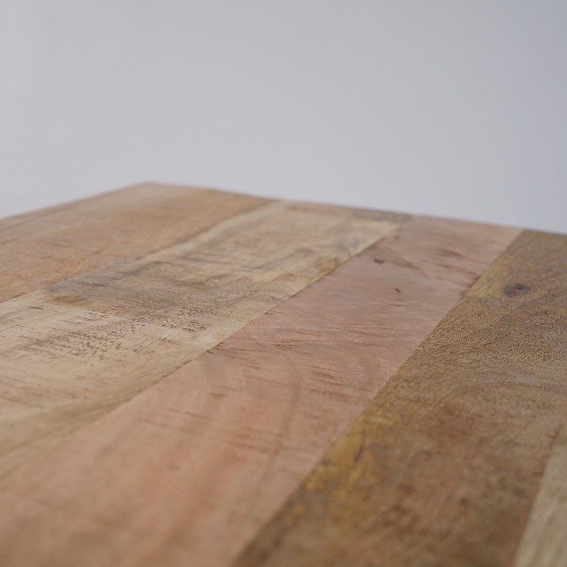 Couchtisch aus Holz mit Unterplatte und Metallgestell