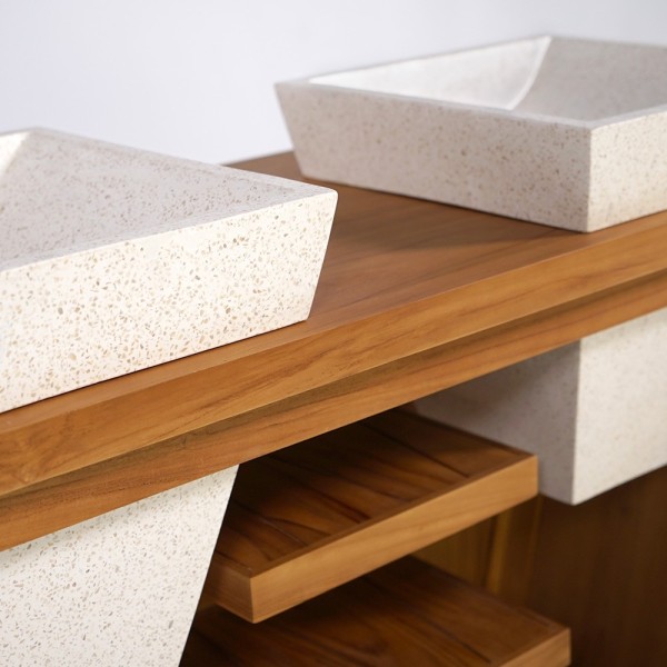 Badezimmermöbel aus massivem Teakholz und Doppelwaschbecken aus weißem Terrazzo - Meera