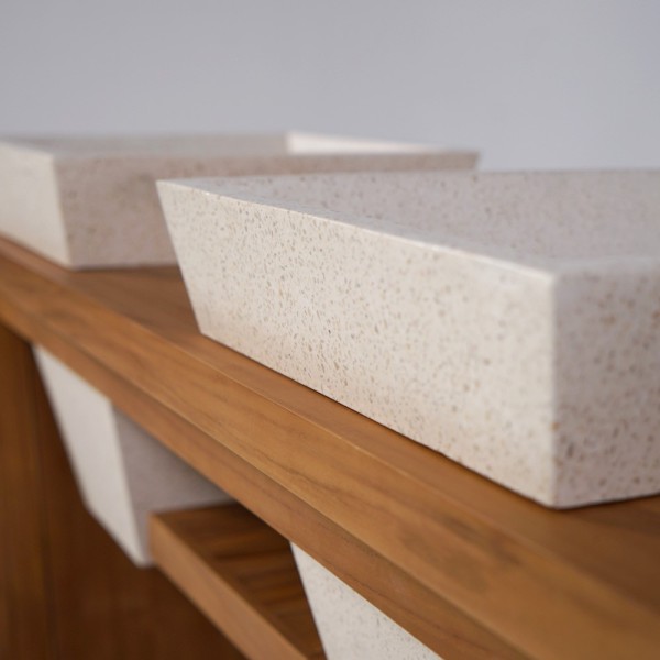 Badezimmermöbel aus massivem Teakholz und Doppelwaschbecken aus weißem Terrazzo - Meera