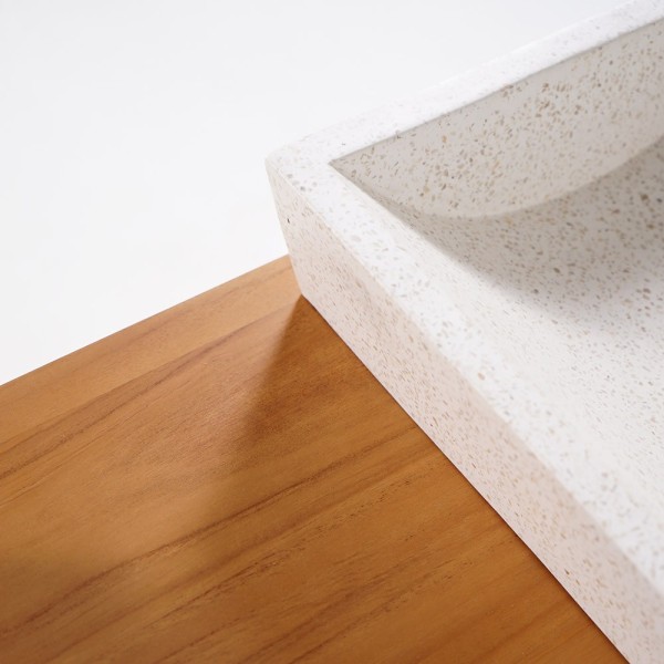 Badezimmermöbel aus massivem Teakholz und Doppelwaschbecken aus weißem Terrazzo - Meera