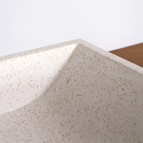 Badezimmermöbel aus massivem Teakholz und Doppelwaschbecken aus weißem Terrazzo - Meera