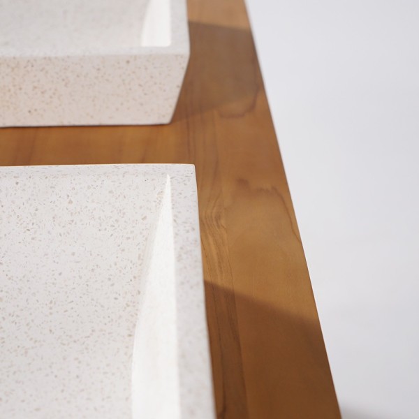 Badezimmermöbel aus massivem Teakholz und Doppelwaschbecken aus weißem Terrazzo - Meera