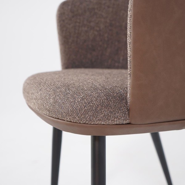 Esszimmerstuhl aus braunem Bouclestoff, braunem Kunstleder – Hey
