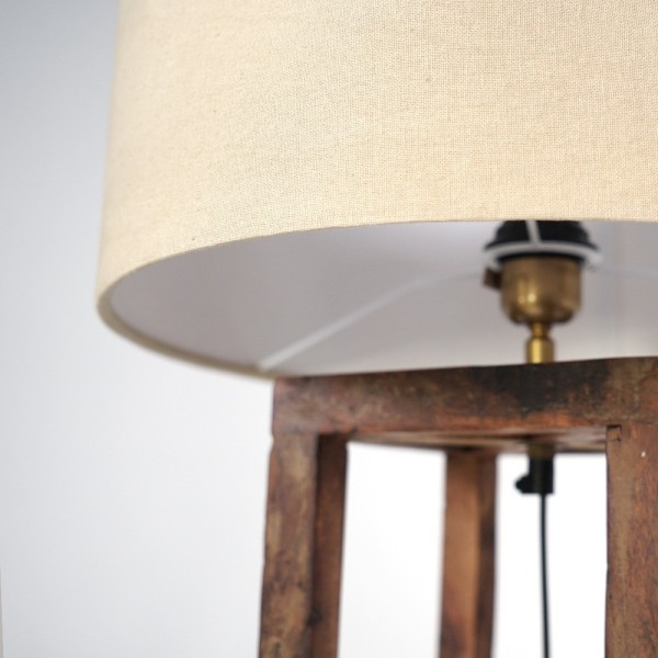 Tischlampe mit Fuß aus Naturholz - Heritage