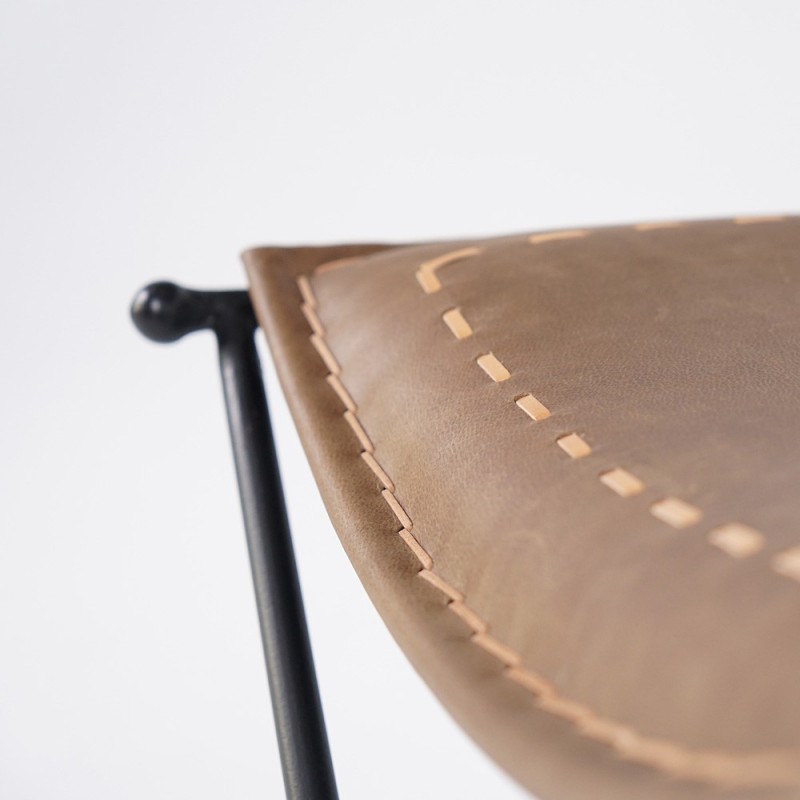 Hocker aus Leder mit Metallbeinen - Scala