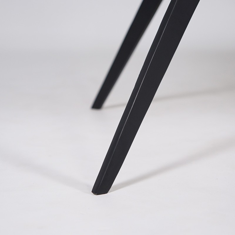 Esstisch mit Schmetterlingsbeinen