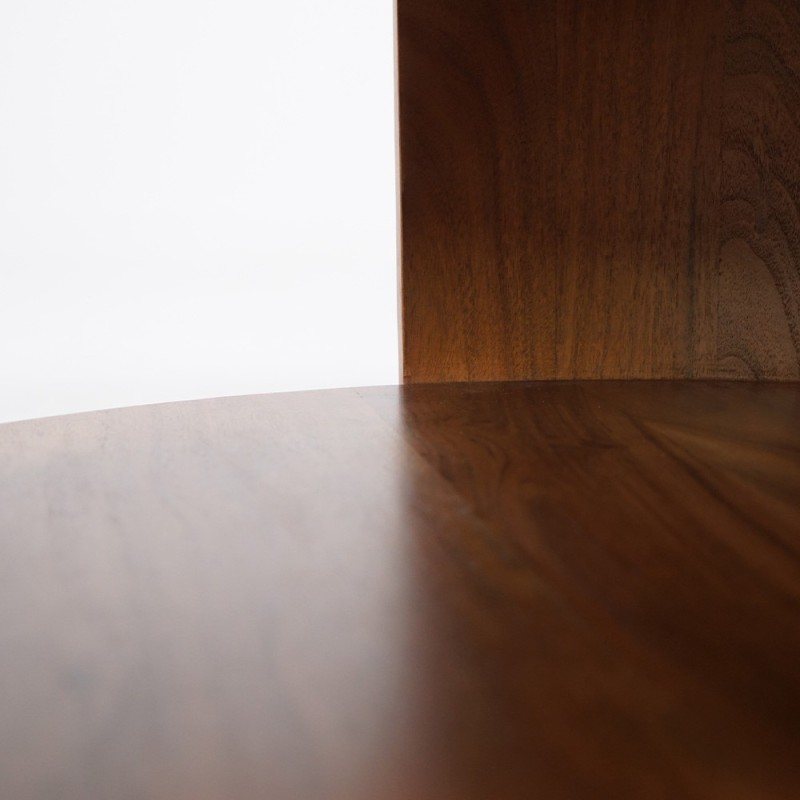 Design-Couchtisch aus Massivholz mit einer Travertin-Marmorplatte