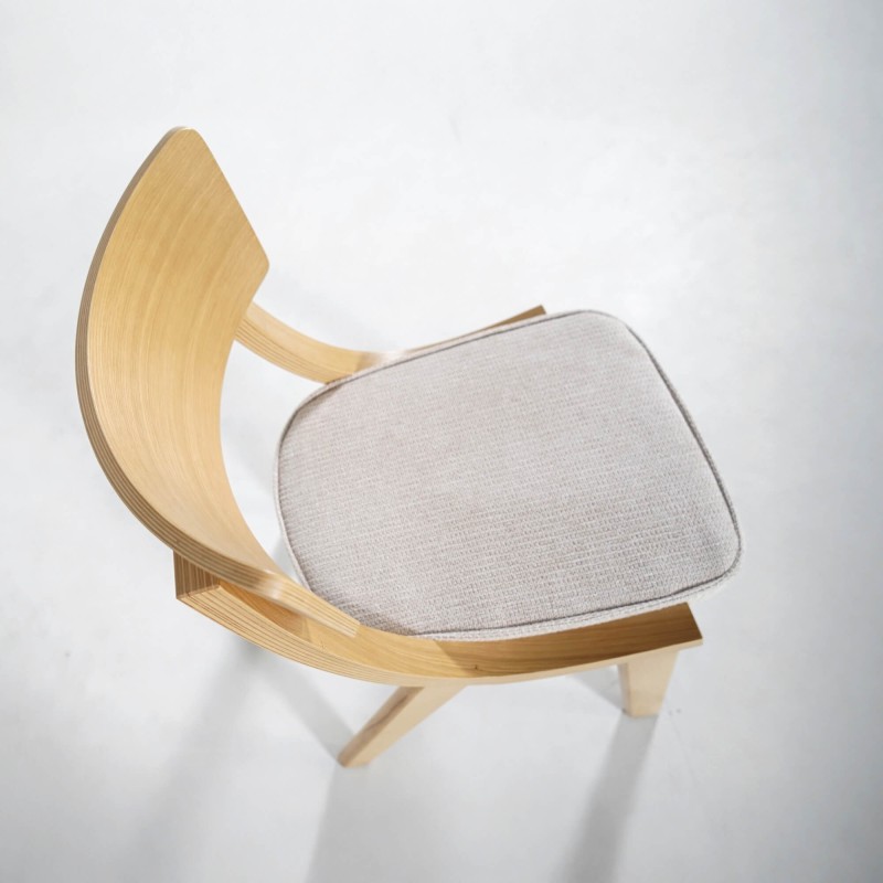 Esszimmerstuhl aus naturbelassener Eiche und beigem Stoff – Svea