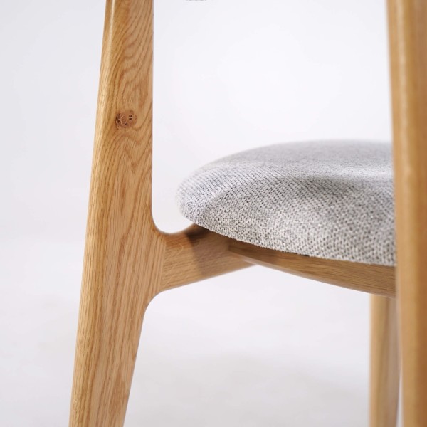 Stuhl aus massiver Eiche und grauem Stoff – Skaga