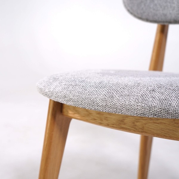 Stuhl aus massiver Eiche und grauem Stoff – Skaga