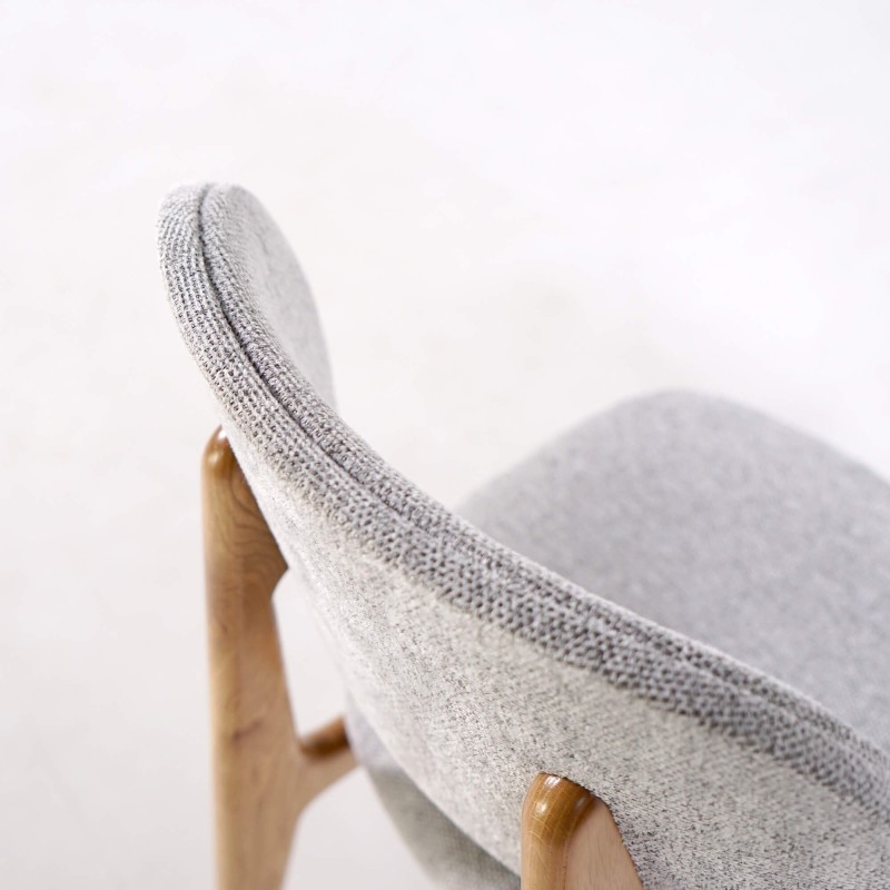 Stuhl aus massiver Eiche und grauem Stoff – Skaga