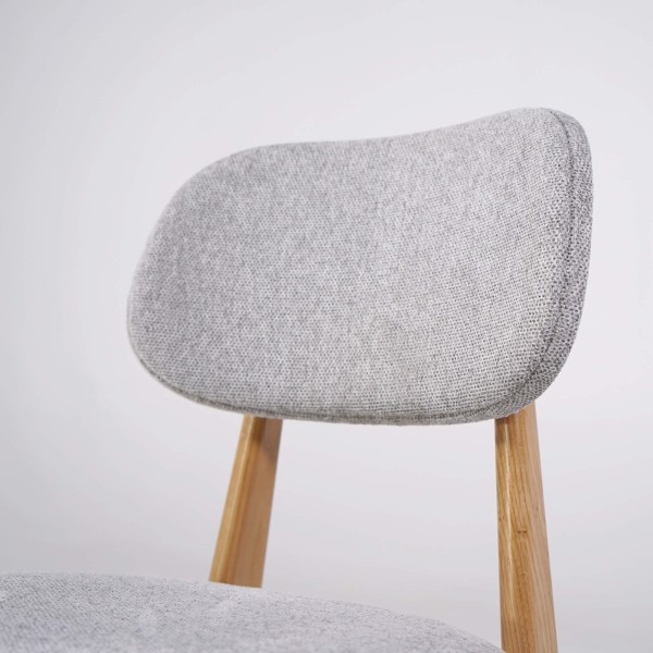 Stuhl aus massiver Eiche und grauem Stoff – Skaga