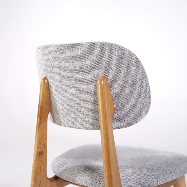Stuhl aus massiver Eiche und grauem Stoff – Skaga