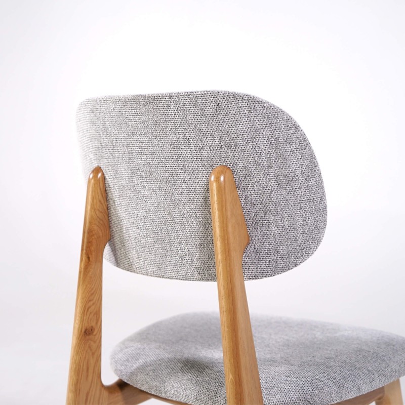 Stuhl aus massiver Eiche und grauem Stoff – Skaga