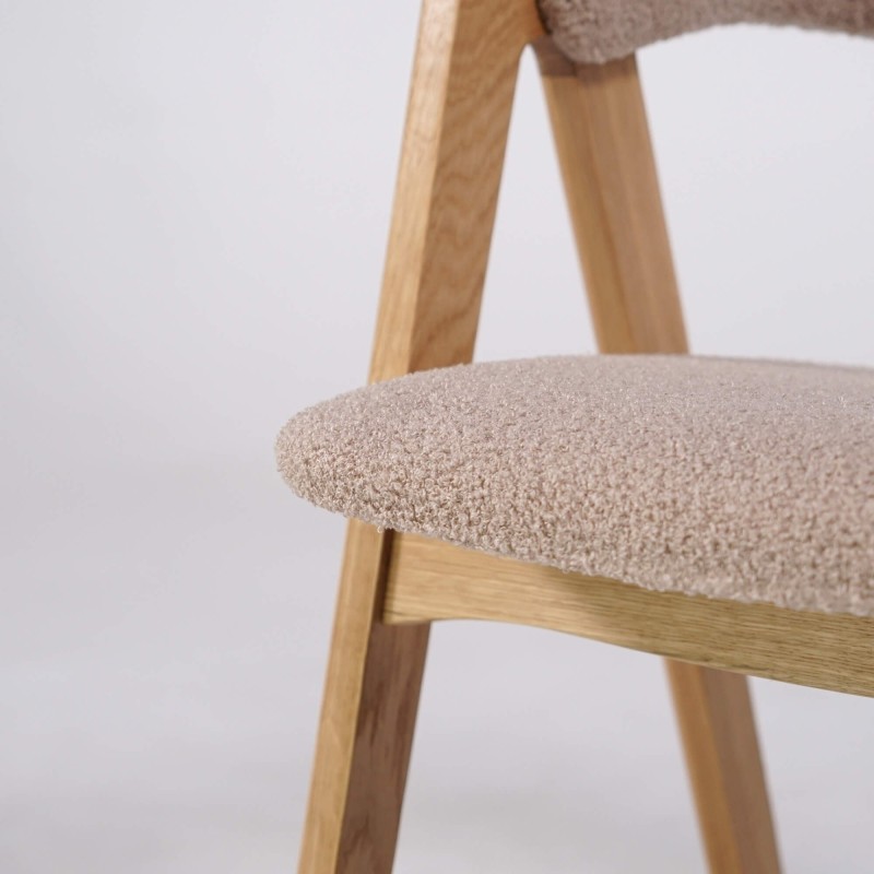 Stuhl aus Naturholz und beigem Bouclé-Stoff – Lykke