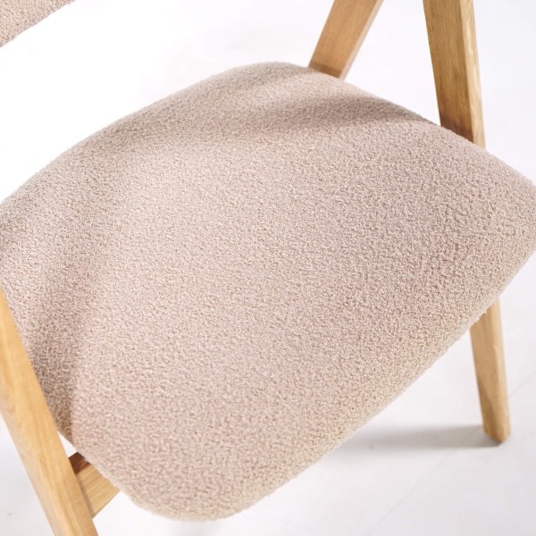 Stuhl aus Naturholz und beigem Bouclé-Stoff – Lykke