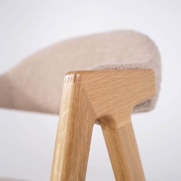 Stuhl aus Naturholz und beigem Bouclé-Stoff – Lykke