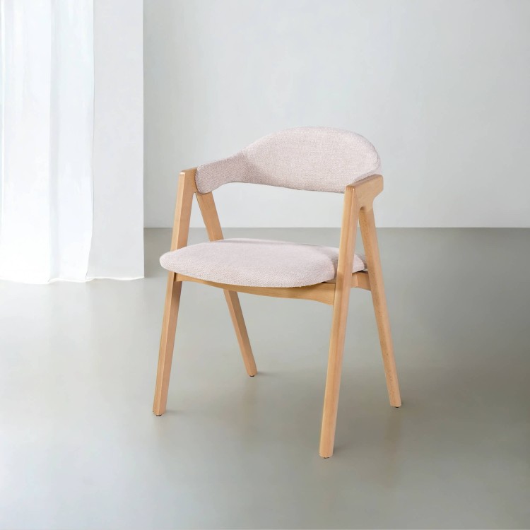 Stuhl aus Naturholz und weißem Bouclé-Stoff – Lykke