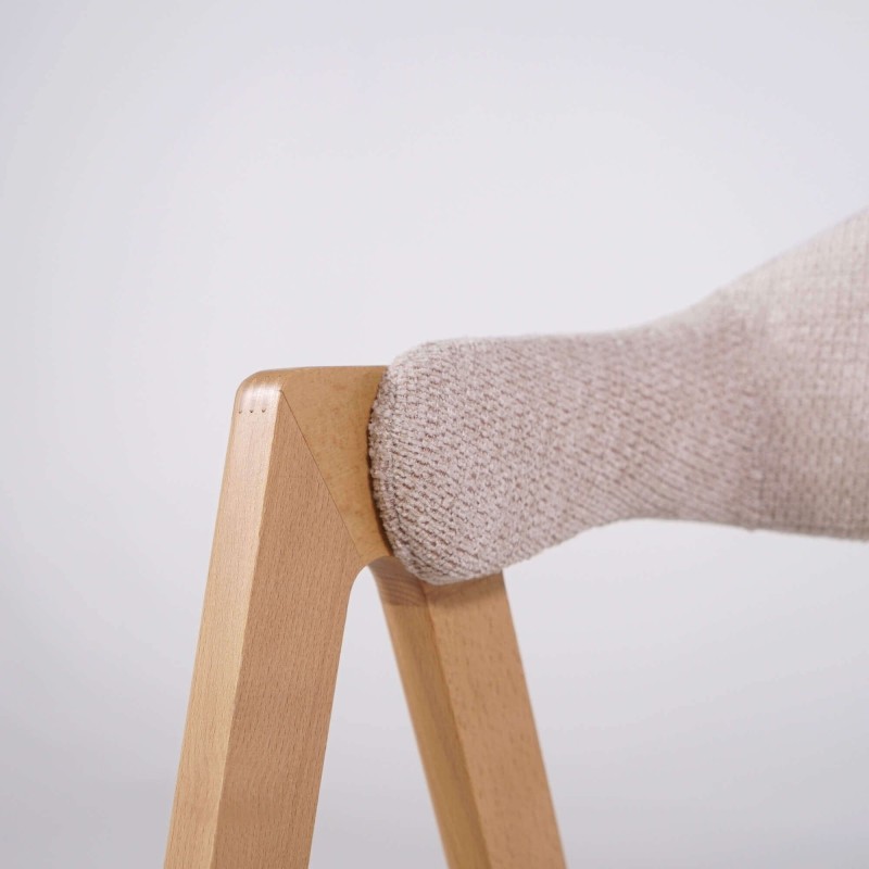 Stuhl aus Naturholz und weißem Bouclé-Stoff – Lykke