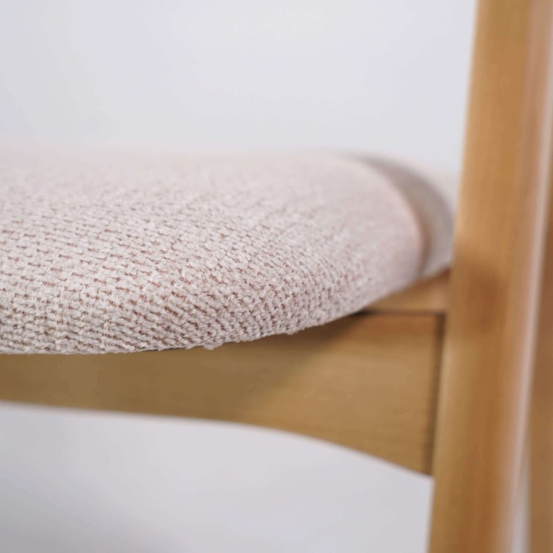 Stuhl aus Naturholz und weißem Bouclé-Stoff – Lykke