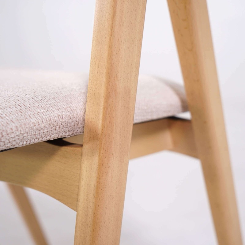 Stuhl aus Naturholz und weißem Bouclé-Stoff – Lykke