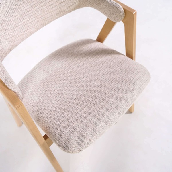 Stuhl aus Naturholz und weißem Bouclé-Stoff – Lykke