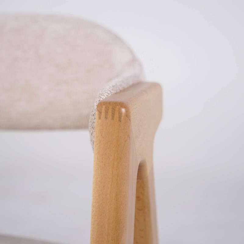 Stuhl aus Naturholz und weißem Bouclé-Stoff – Lykke