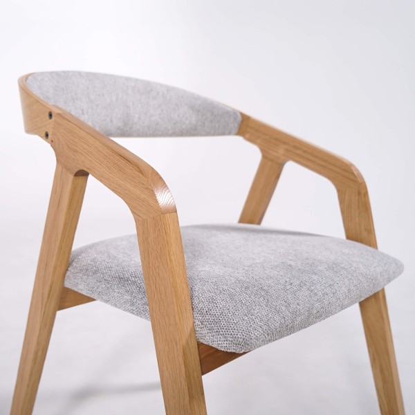 Esszimmerstuhl mit Rückenlehne und Sitzfläche aus grauem Stoff – Seren