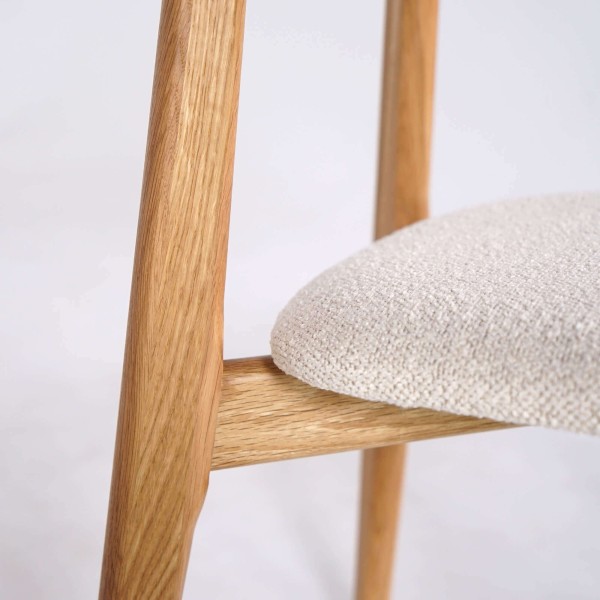 Esszimmerstuhl aus naturbelassener Eiche und weißem Bouclé-Stoff – Elim