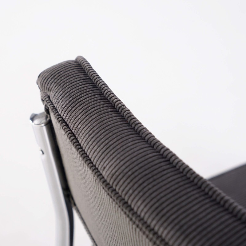 Esszimmerstuhl aus grauem Samt – Rupert