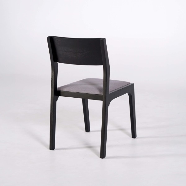 Schwarzer Stuhl aus Naturholz und grauem Stoff - Elegance
