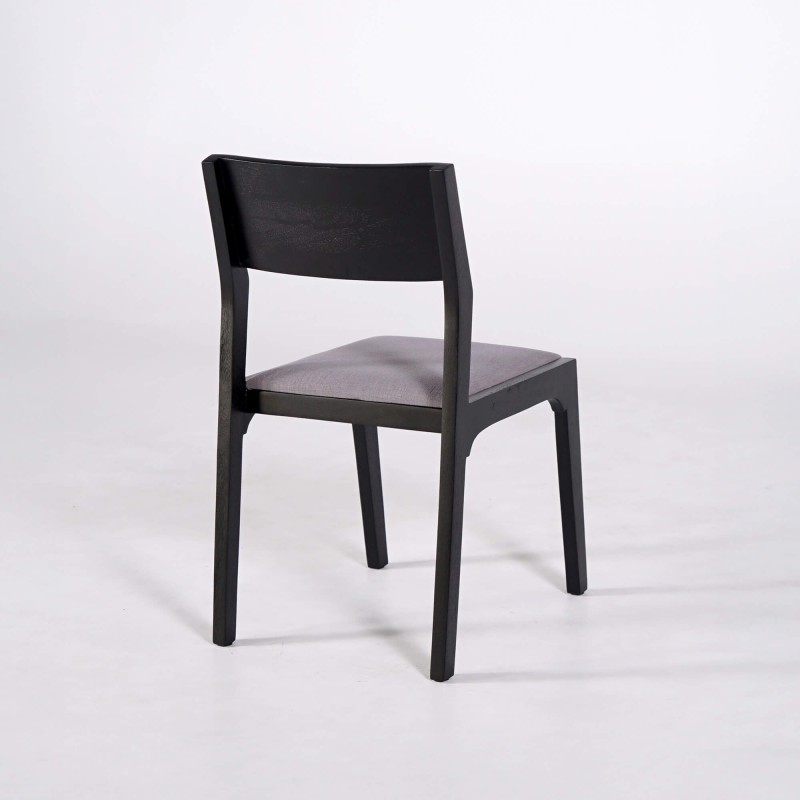 Schwarzer Stuhl aus Naturholz und grauem Stoff - Elegance