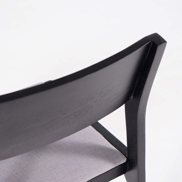Schwarzer Stuhl aus Naturholz und grauem Stoff - Elegance