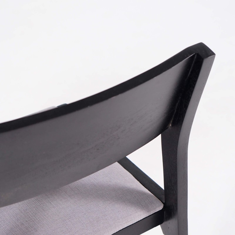 Schwarzer Stuhl aus Naturholz und grauem Stoff - Elegance