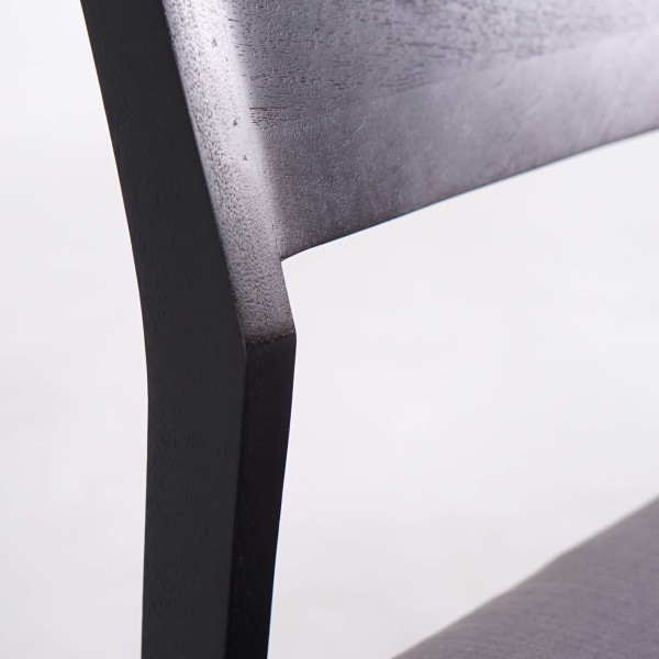 Schwarzer Stuhl aus Naturholz und grauem Stoff - Elegance