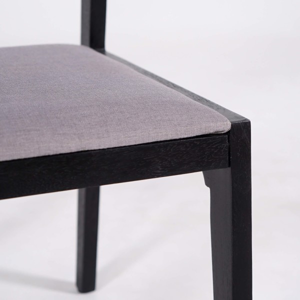 Schwarzer Stuhl aus Naturholz und grauem Stoff - Elegance
