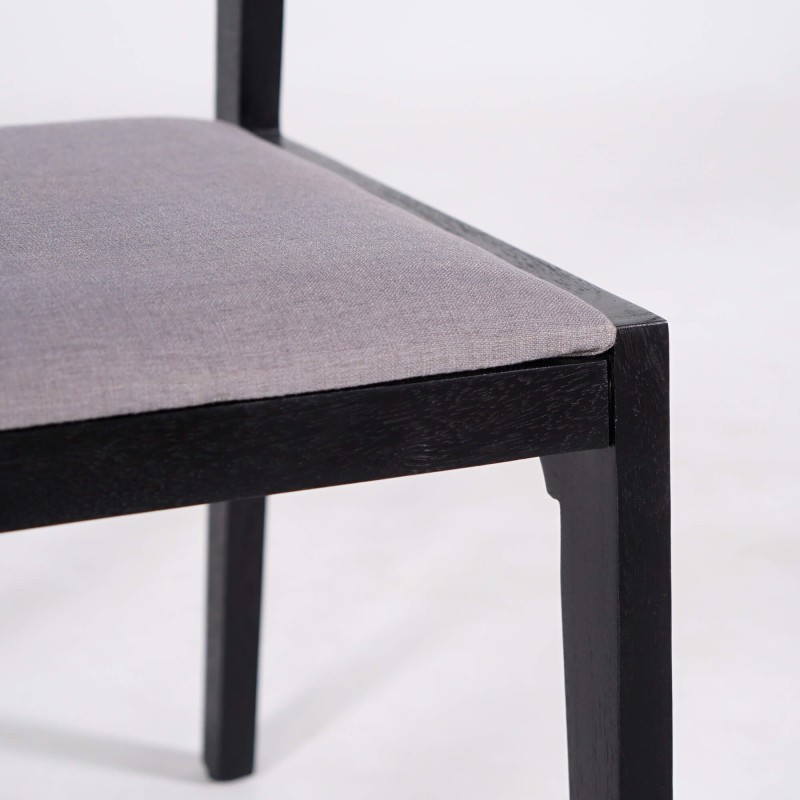 Schwarzer Stuhl aus Naturholz und grauem Stoff - Elegance