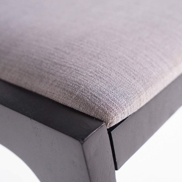 Schwarzer Stuhl aus Naturholz und grauem Stoff - Elegance