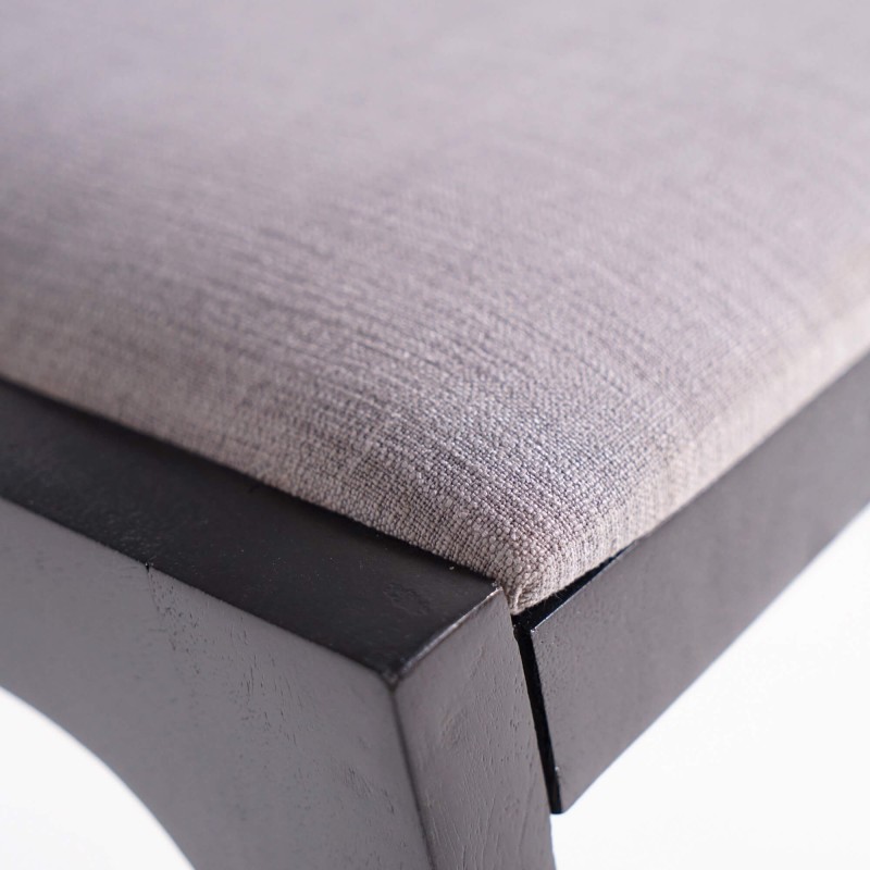 Schwarzer Stuhl aus Naturholz und grauem Stoff - Elegance