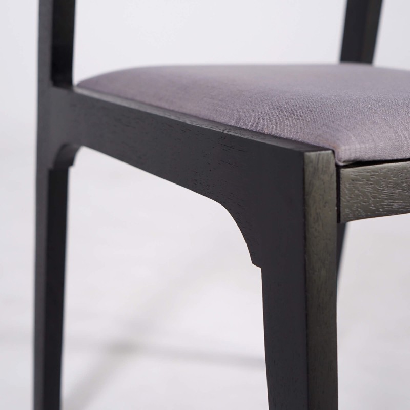 Schwarzer Stuhl aus Naturholz und grauem Stoff - Elegance