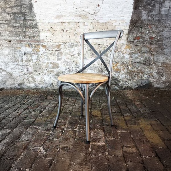 Bistrostuhl aus Holz und Metall